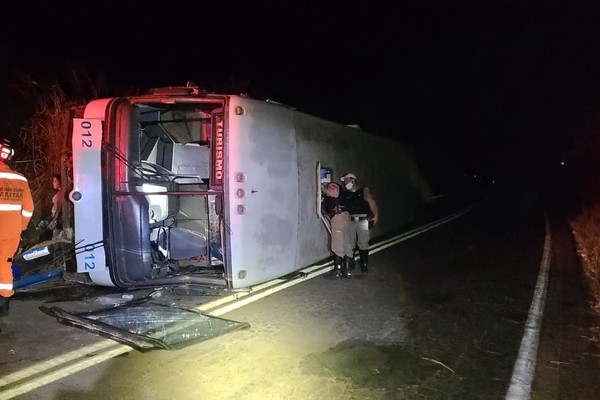 Ônibus que levava convidados para festa em Carmo do Paranaíba tomba na MG 188 em Patrocínio