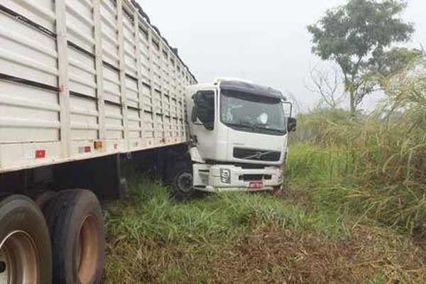 Carreta sai da pista na BR365 quando PRF atendia outro acidente durante chuva