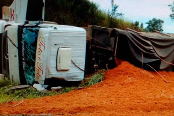 Motorista perde o controle e tomba bitrem carregado com areia em trevo da MG 230 