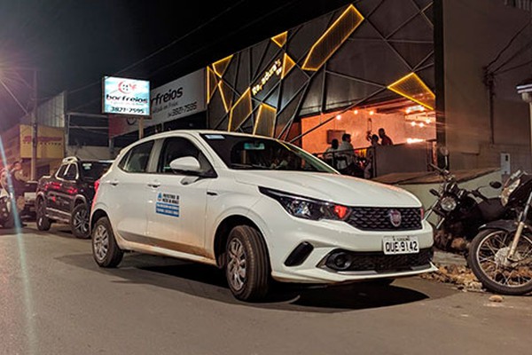 Vigilância Sanitária encerra atividades em bar na rua Major Gote; clientes falam em perseguição