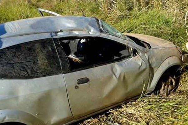 Motorista perde o controle, carro capota e três jovens ficam feridas na MGC410