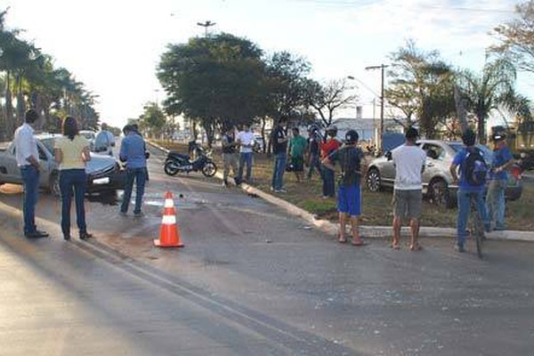 Motorista tenta entrar em rotatória na contramão e provoca grave acidente na JK