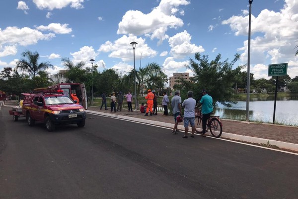 Homem de 55 anos é resgatado pelo Corpo de Bombeiros nas águas da Lagoa Grande, em Patos de Minas