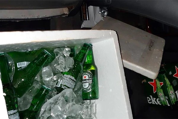 Motorista é flagrado com caixa cheia de cerveja em uma das várias prisões por embriaguez no fim de semana