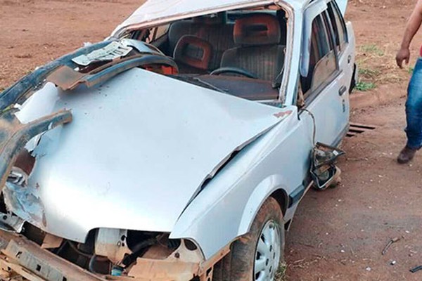 Carro capota e cinco pessoas ficam feridas em acidente violento na Avenida Marabá