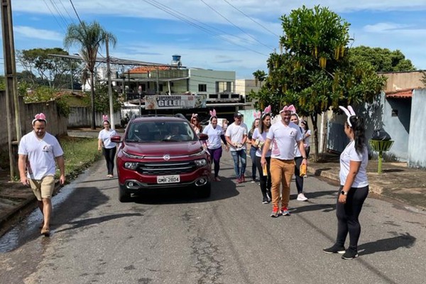 Grupo "Amigos que Ajudam" entrega ovos de páscoa e faz a alegria da criançada em Patos de Minas