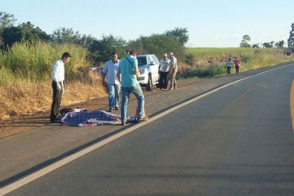 Motociclista morre na hora ao tentar atravessar BR365 e ser atingido em cheio por automóvel