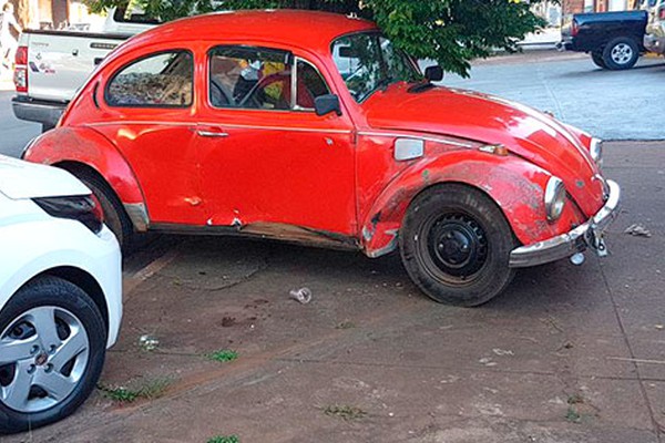 Condutor inabilitado tenta fechar porta de carro em movimento e acaba provocando acidente