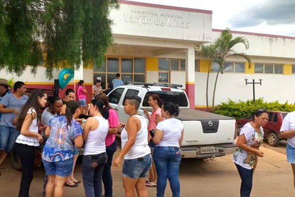 Sem 13° Salário, servidores fazem manifesto em frente à Prefeitura de Varjão de Minas