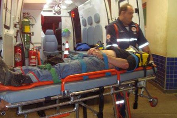 Homem embriagado atravessa a Major Gote e é atropelado por motociclista inabilitado