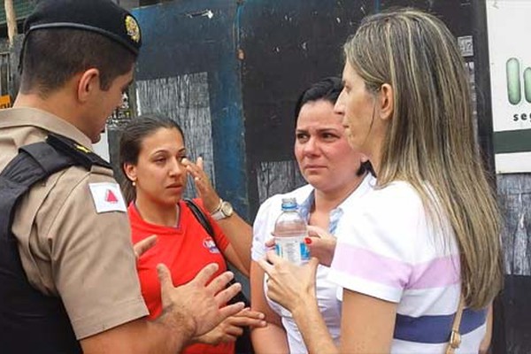 Funcionários de relojoaria mantidos reféns se emocionam ao ganharem a liberdade