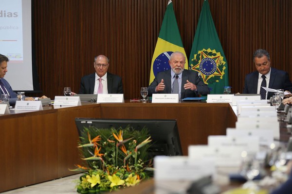 Presidente pede unidade de ministros em anúncios do governo