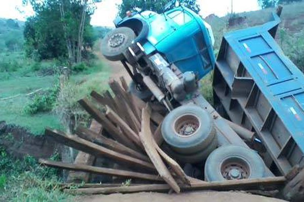 Ponte na zona rural desaba com caminhão e moradores temem riscos