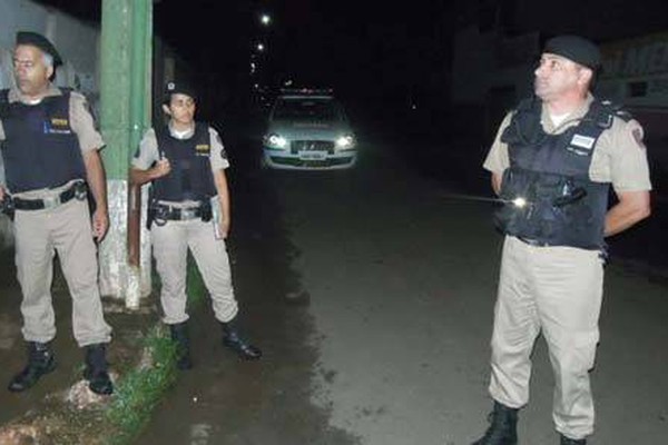 Indivíduos armados e encapuzados assaltam farmácia na Rua Ponto Chic