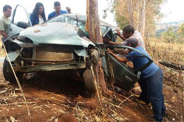 Motorista fica gravemente ferido após sair da pista e bater em eucaliptos na MGC-354