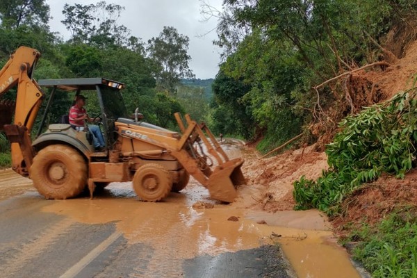 Chuvas que caem na região voltam a causar deslizamentos de terra na MGC 354 e também na MG 235