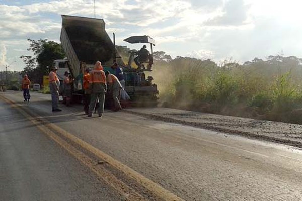 Motoristas que passarem pela BR 365 vão encarar obras na rodovia durante o feriadão