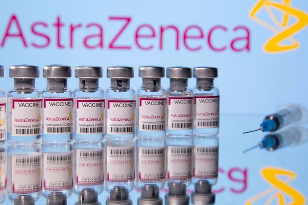 Estudos avaliam vantagens de maior intervalo da vacina AstraZeneca