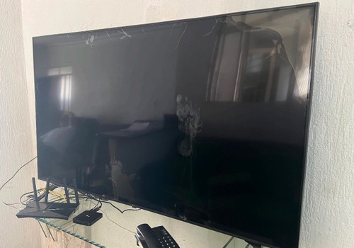Jovem proibido de se aproximar dos pais volta a ameaçá-los e danifica TV e viatura