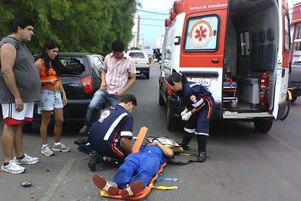 Motociclista se descuida na Major Gote e bate em cheio em carro parado no semáforo