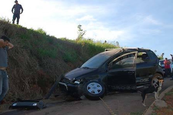 Carreta arremessa carro de uma altura de 5 metros perto do Trevo da Pipoca