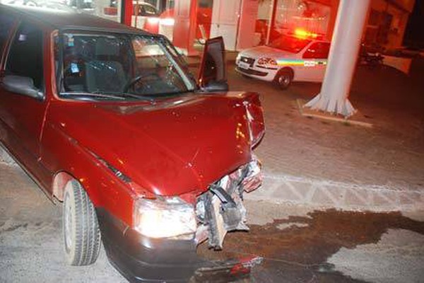 Motorista bate em ponto de ônibus na J.K, abandona veículo e acaba preso pela PM