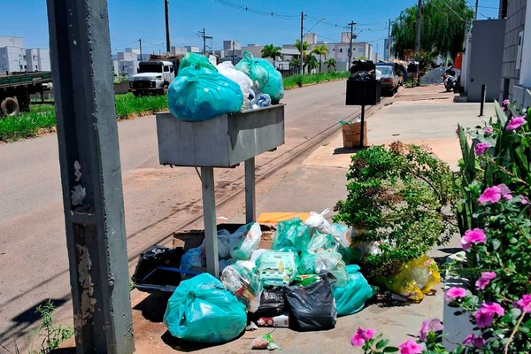 Moradores reclamam que estão há sete dias sem coleta de lixo em avenida do bairro Ipanema