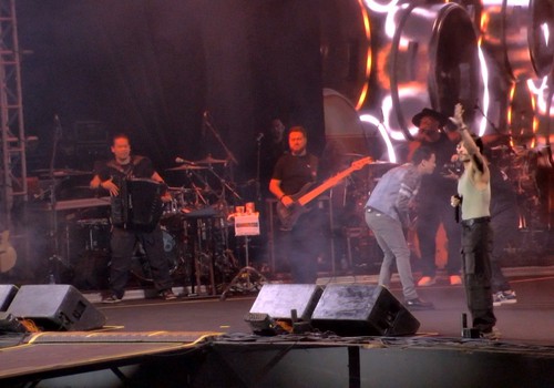 Hugo e Guilherme coloca todo mundo para cantar na Arena com "Alguém me chama para beber"; veja ao vivo