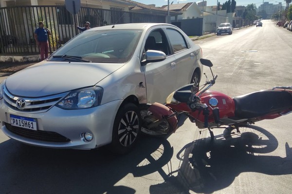 Avanço de parada deixa motociclista ferido em cruzamento com alto índice de acidentes em Patos de Minas