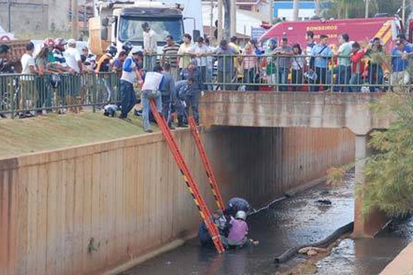 Motociclista tem que ser resgatado ao bater e cair dentro do Córrego do Monjolo