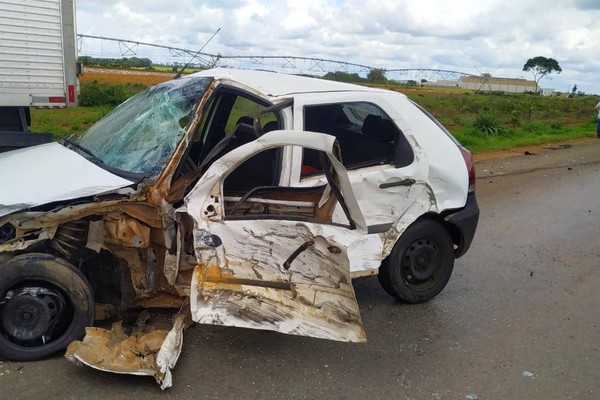 Motorista fica ferido em acidente com dois caminhões e carro, na BR 354, em Rio Paranaíba