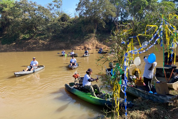 Canoeiros fazem cortejo para Nossa Senhora Aparecida pelas águas do Rio Paranaíba, em Patos de Minas