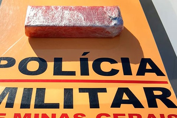 Mulher com 1kg de maconha na bolsa pega carona em caminhão e acaba presa pela Polícia