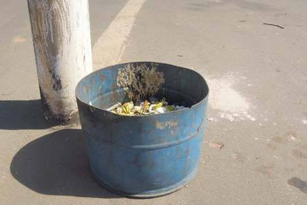 Garis vão embora sem levar o lixo e irritam moradores em Patos de Minas