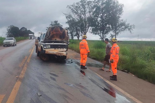 Caminhonete na contramão atinge bitrem na BR 365 e condutor fica ferido