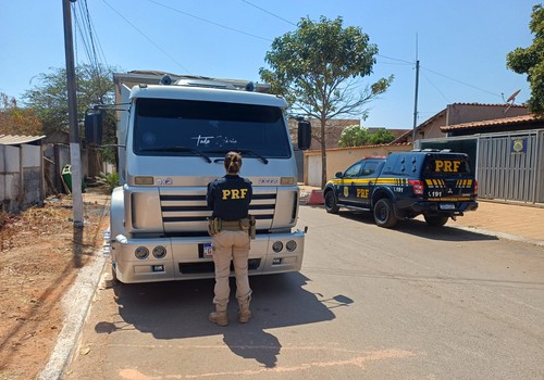 Caminhão furtado em Divinópolis e recuperado pela PRF em João Pinheiro; suspeito correu para o mato