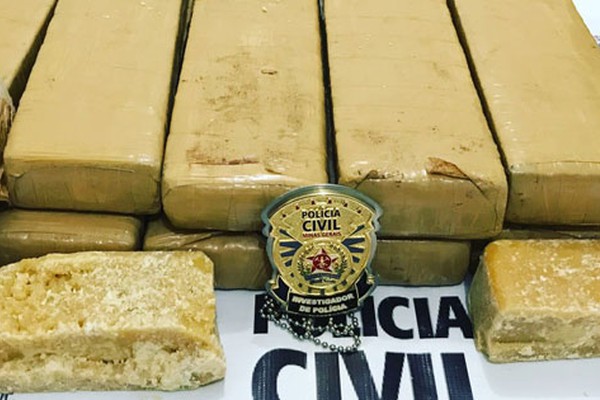 Garotas que buscaram 10kg de maconha e crack em Patos de Minas são presas dentro de táxi em Araxá