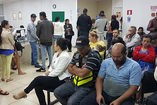 Pacientes reclamam de demora no atendimento, falta de médicos e de estrutura na UPA