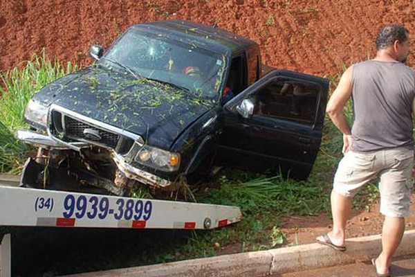 Caminhonete com 4 ocupantes sai da pista ao aquaplanar e passageiro fica ferido na Fátima Porto