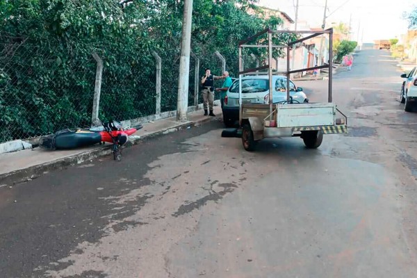 Vídeo mostra carro batendo em motociclista e o arremessando contra ciclista