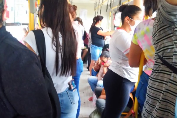 Passageiros reclamam de superlotação em ônibus do transporte coletivo e cobram melhorias