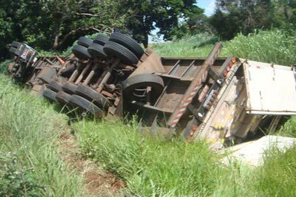 Carreta carregada com 25 toneladas de móveis tomba na BR 365