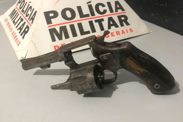 PM vai em busca de arma e prende irmãos por porte ilegal de arma de fogo e desacato