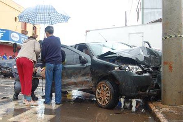 Uma senhora e três crianças ficam feridas em forte batida na Duque de Caxias