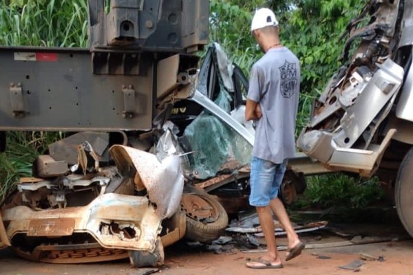 Grave acidente envolvendo 5 veículos na MG 230 tira a vida de garoto e deixa duas pessoas feridas