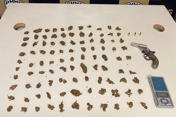 Estudante é preso dentro de sala de aula com arma de fogo e 100 buchas de maconha
