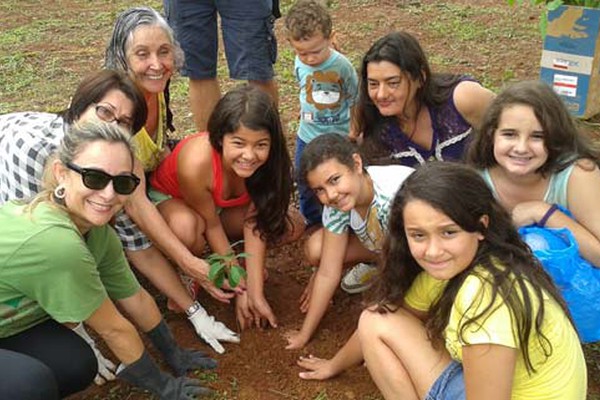 Movimentos de defesa do meio ambiente plantam mudas no Parque do Mocambo