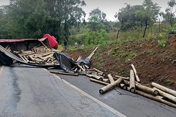 Carga se solta de carroceria e carreta tomba na BR-354 próximo a entrada de Guarda dos Ferreiros