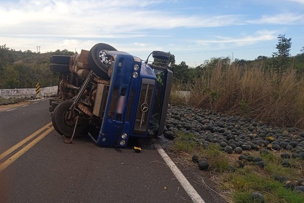 Caminhão carregado com abóboras tomba em ponte entre Lagoa Grande e Presidente Olegário