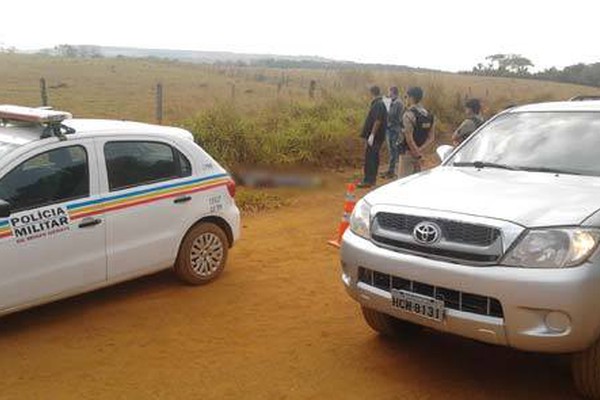 Mulher é encontrada morta em estrada com mais de dez perfurações à faca